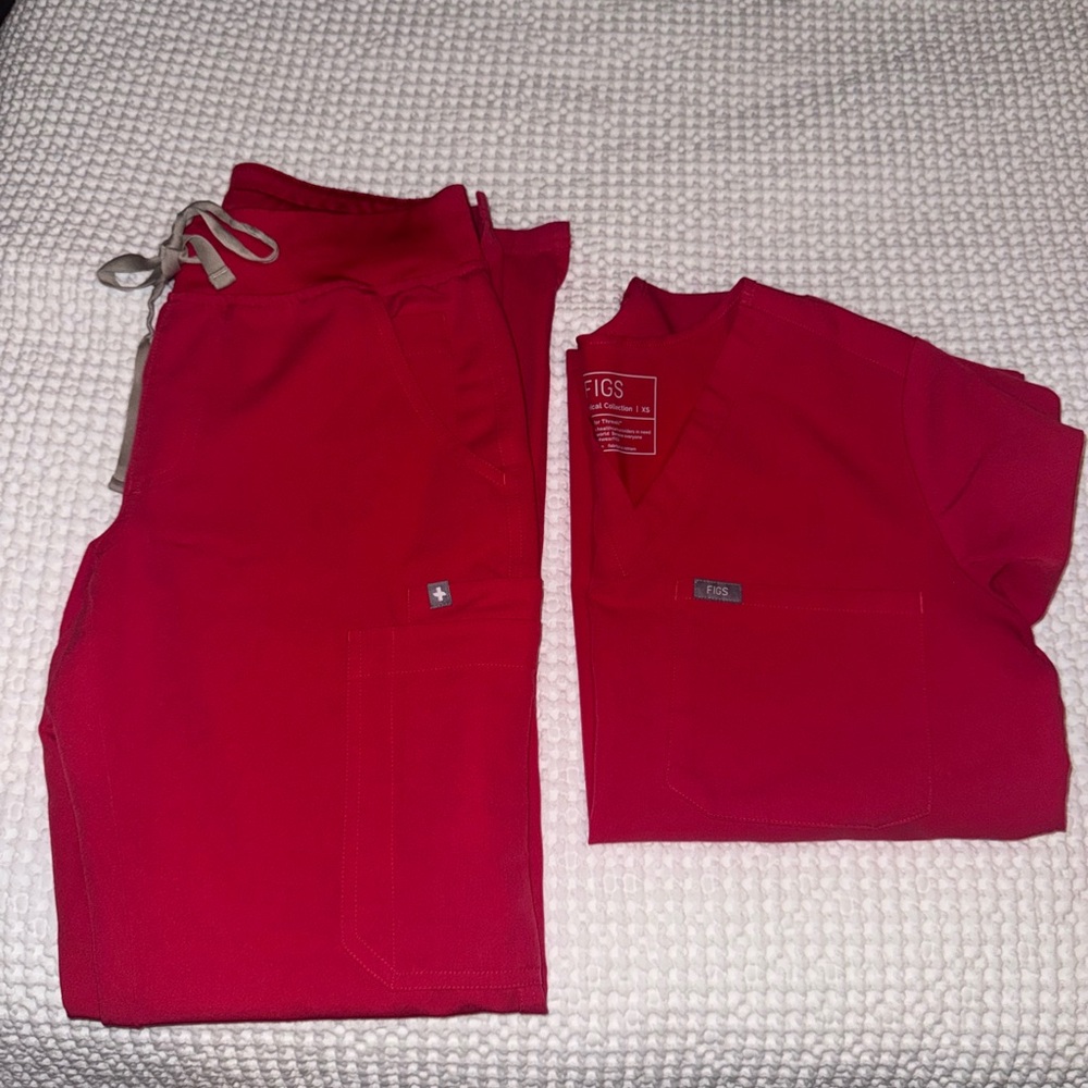 Like New FIGS Catarina top/ kade cargo in discontinued victory red